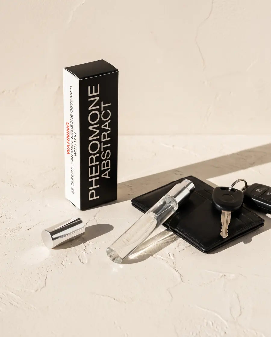 10 ml spray next to a wallet and keys